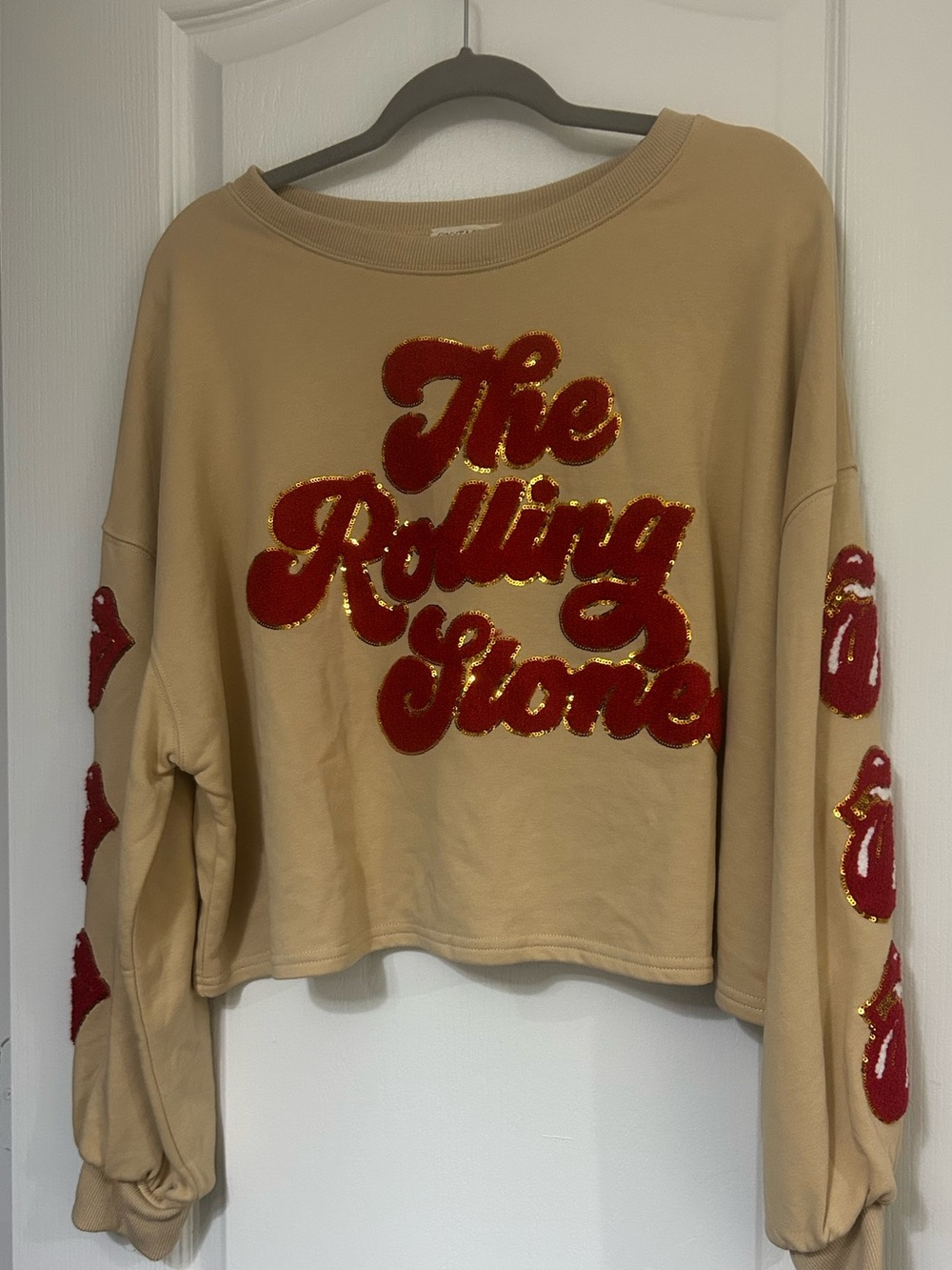 Fantastic Fawn Beige Cropped Sweatshirt with Red 'The Rolling Stone' Appliqué - Picture 3 of 7